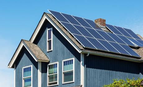 Maisons résidentielles de faible hauteur avec panneaux solaires