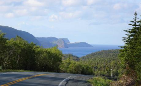 Décor montagneux de Terre-Neuve vu depuis une autoroute.