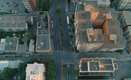 Vue aérienne des rues d’une ville.
